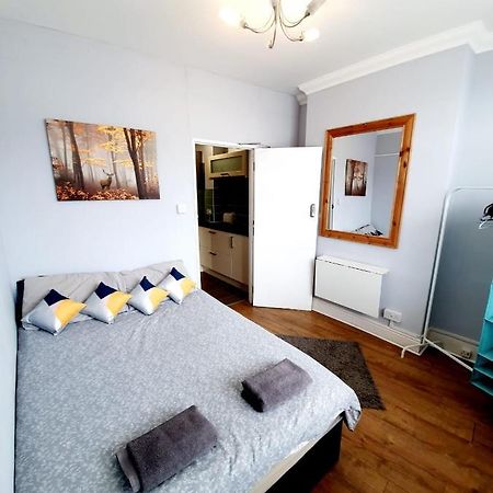 3 Bedroom Apartment Next To Westcliff-On-Sea Station Сътън он Сий Екстериор снимка