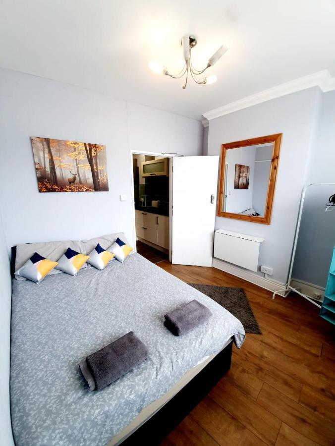 3 Bedroom Apartment Next To Westcliff-On-Sea Station Сътън он Сий Екстериор снимка